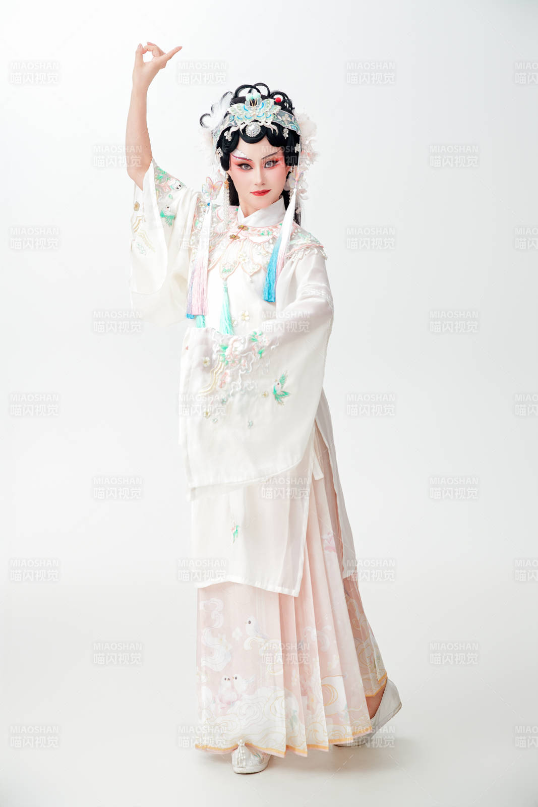 白色背景下国潮新派戏曲装扮的亚洲美女图片