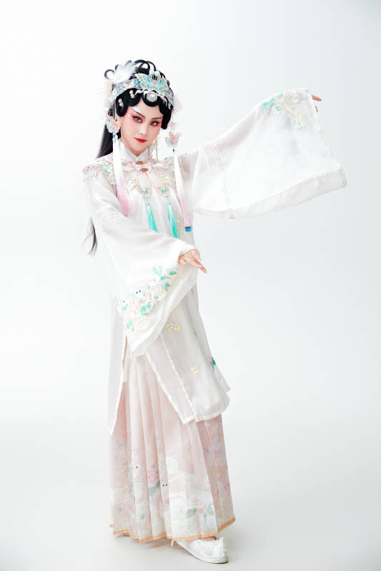 白色背景下国潮新派戏曲装扮的亚洲美女