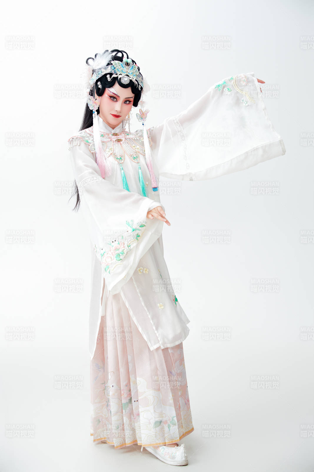 白色背景下国潮新派戏曲装扮的亚洲美女