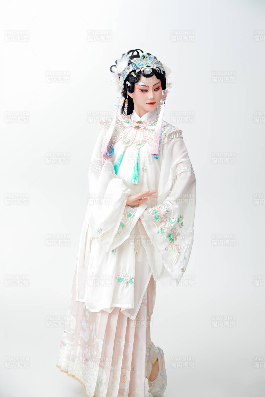 白色背景下國潮新派戲曲裝扮的亞洲美女