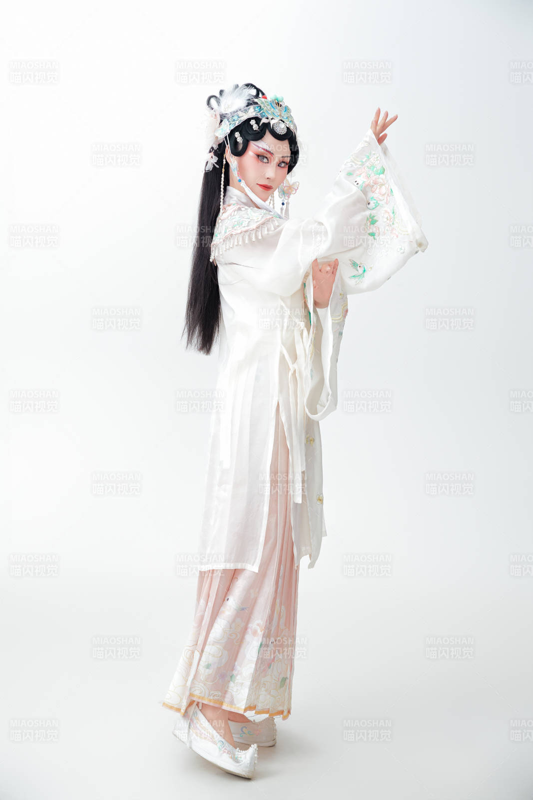 白色背景下国潮新派戏曲装扮的亚洲美女