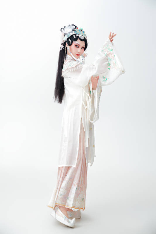 白色背景下国潮新派戏曲装扮的亚洲美女