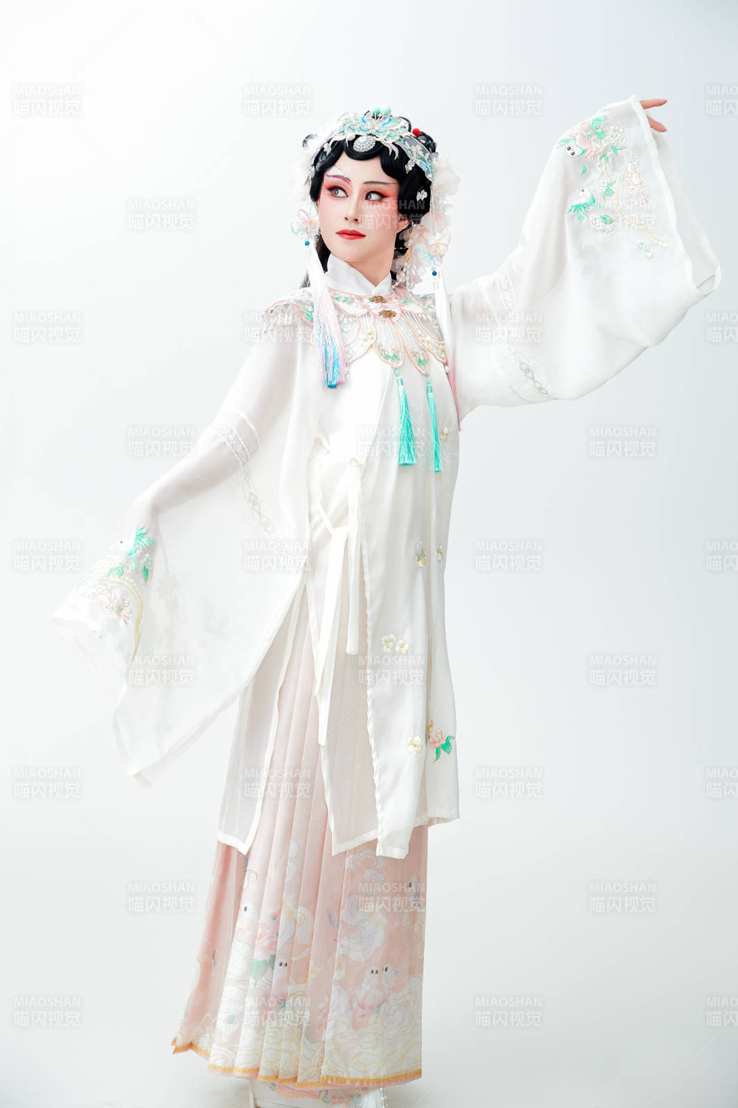 白色背景下国潮新派戏曲装扮的亚洲美女