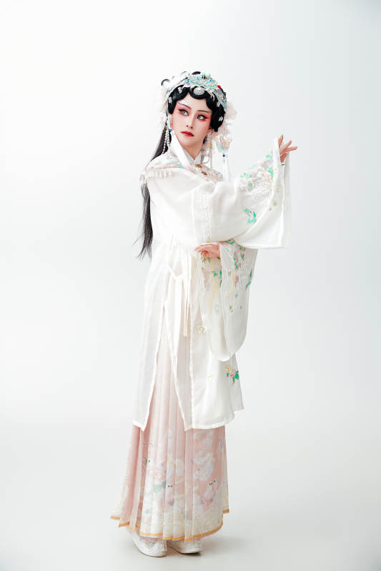 白色背景下国潮新派戏曲装扮的亚洲美女