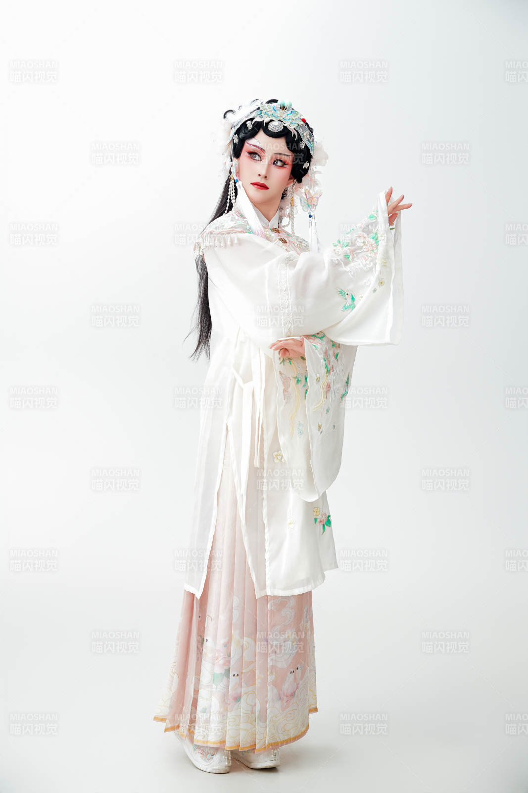 白色背景下国潮新派戏曲装扮的亚洲美女