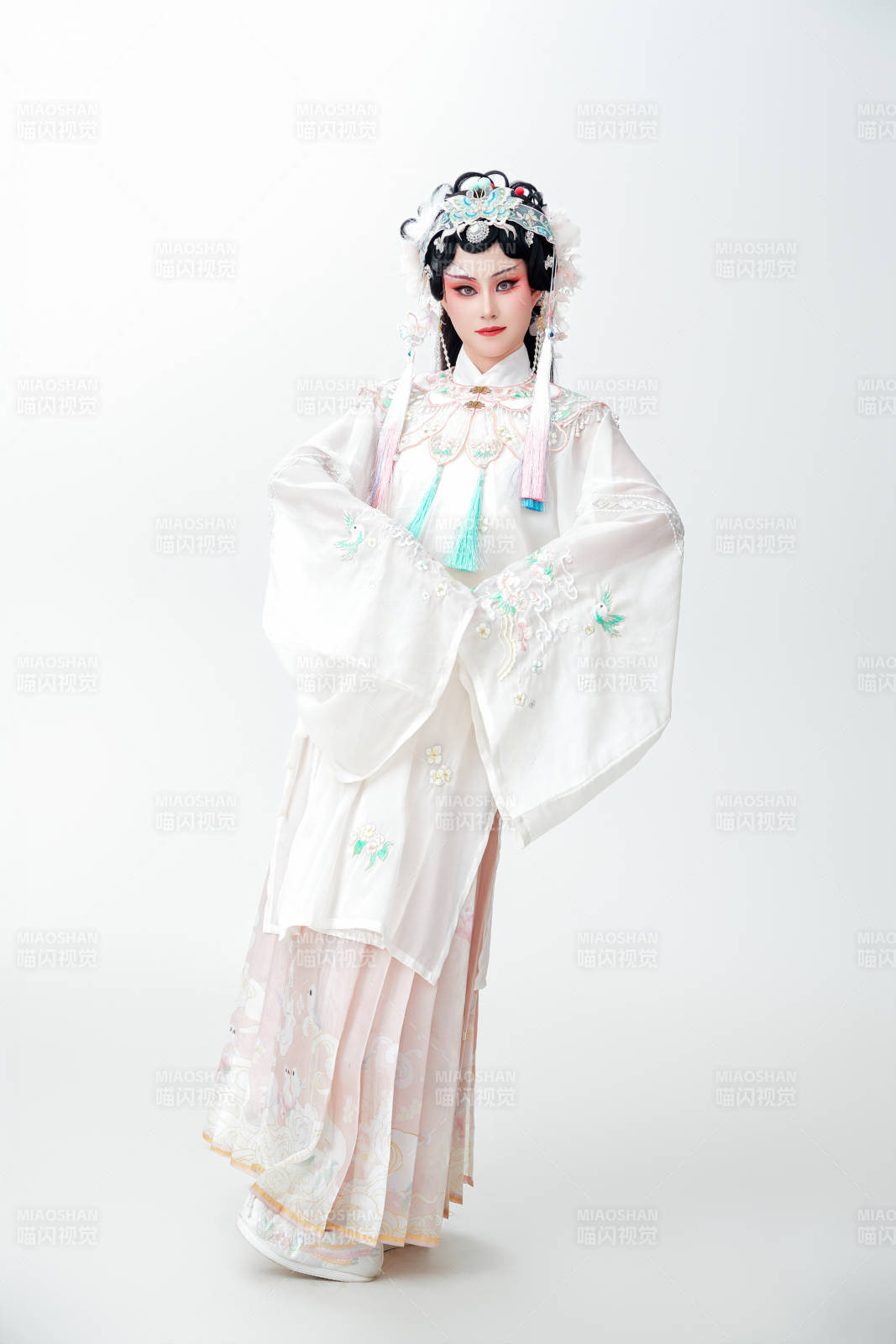 白色背景下國潮新派戲曲裝扮的亞洲美女