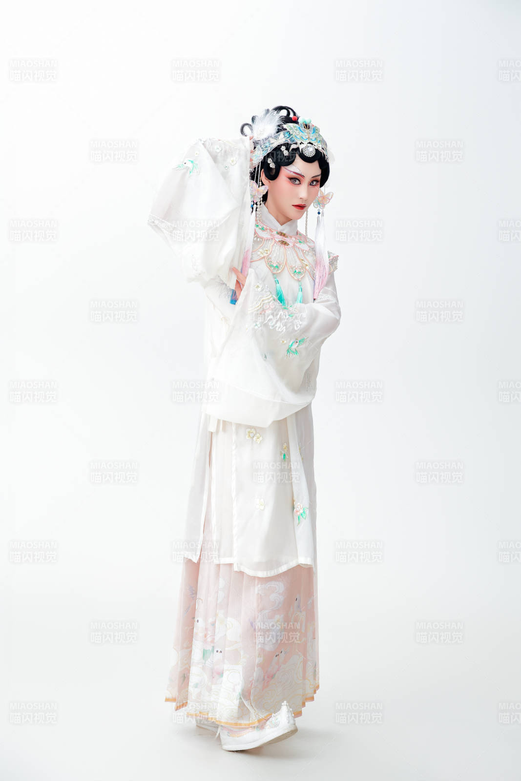 白色背景下國潮新派戲曲裝扮的亞洲美女