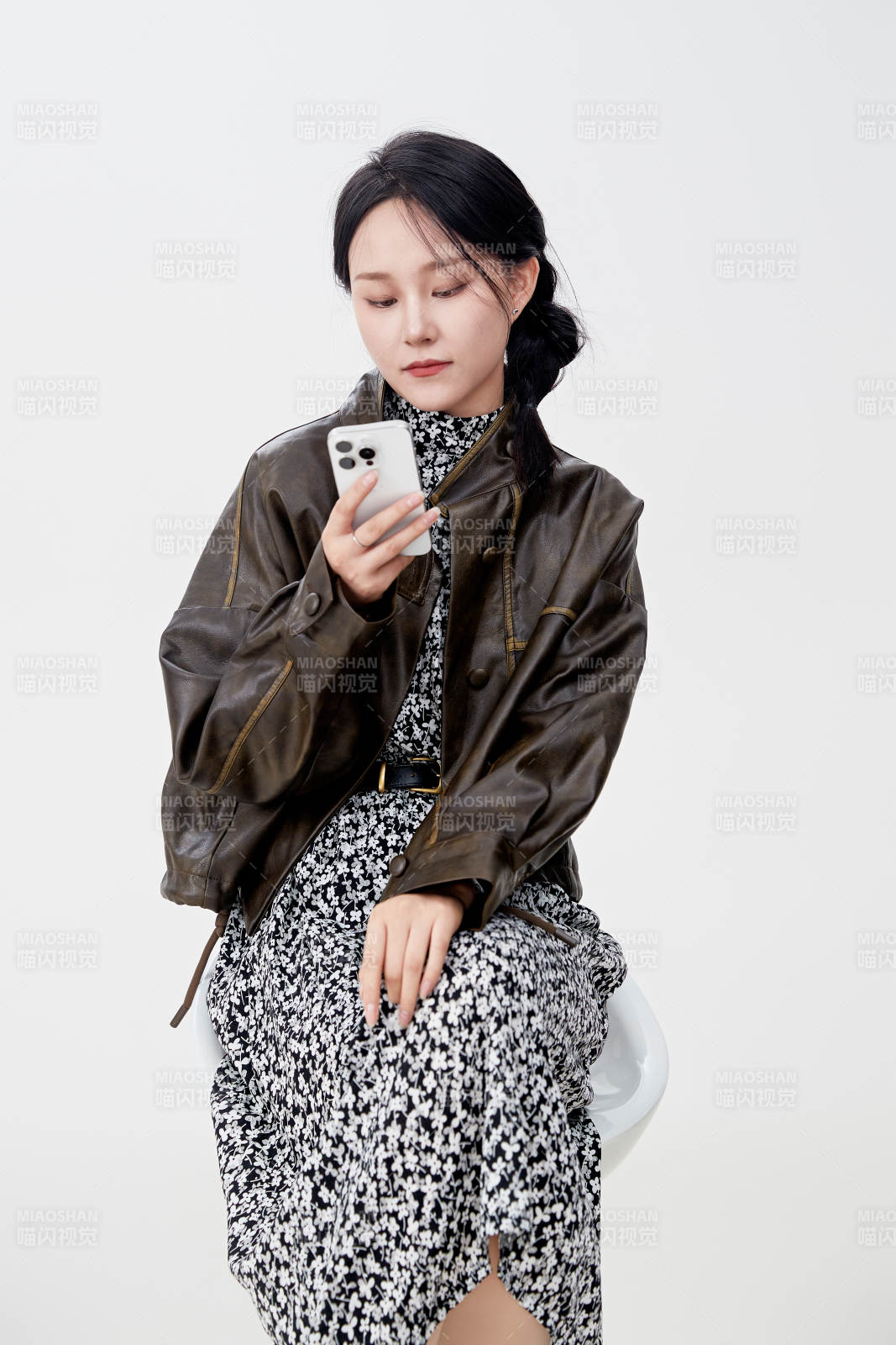 白色背景下使用手機的亞洲女性