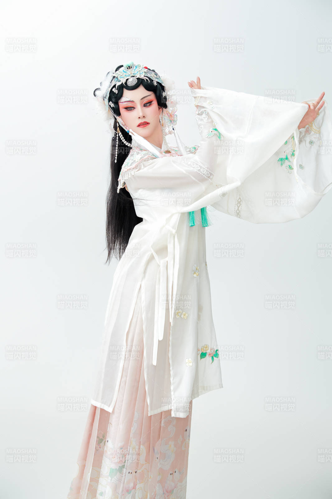 白色背景下國潮新派戲曲裝扮的亞洲美女