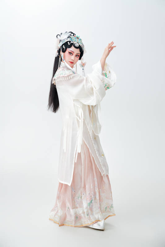 白色背景下国潮新派戏曲装扮的亚洲美女