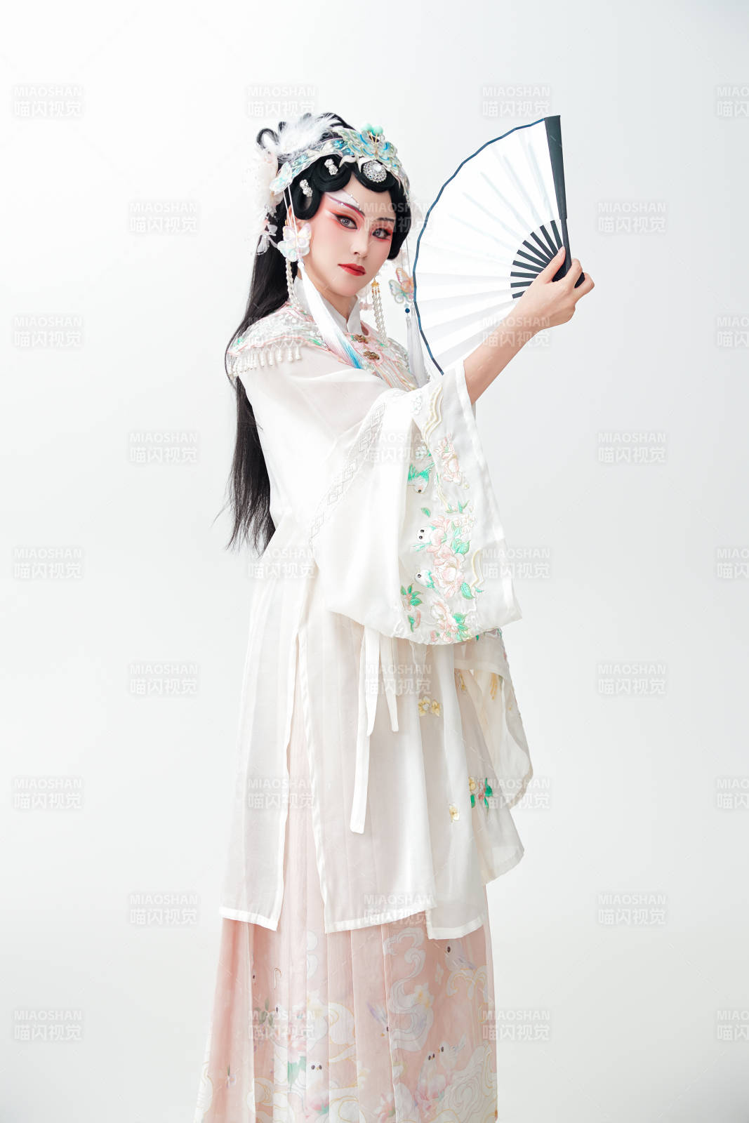 白色背景下國潮新派戲曲裝扮的亞洲美女