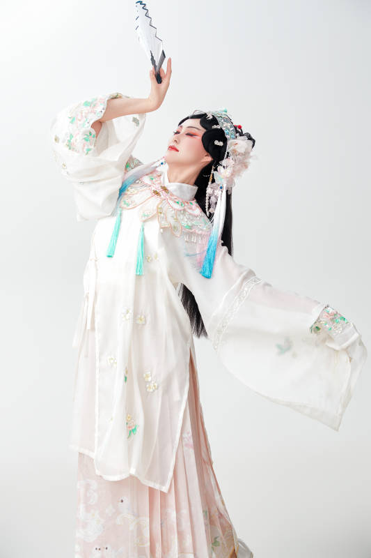 白色背景下国潮新派戏曲装扮的亚洲美女