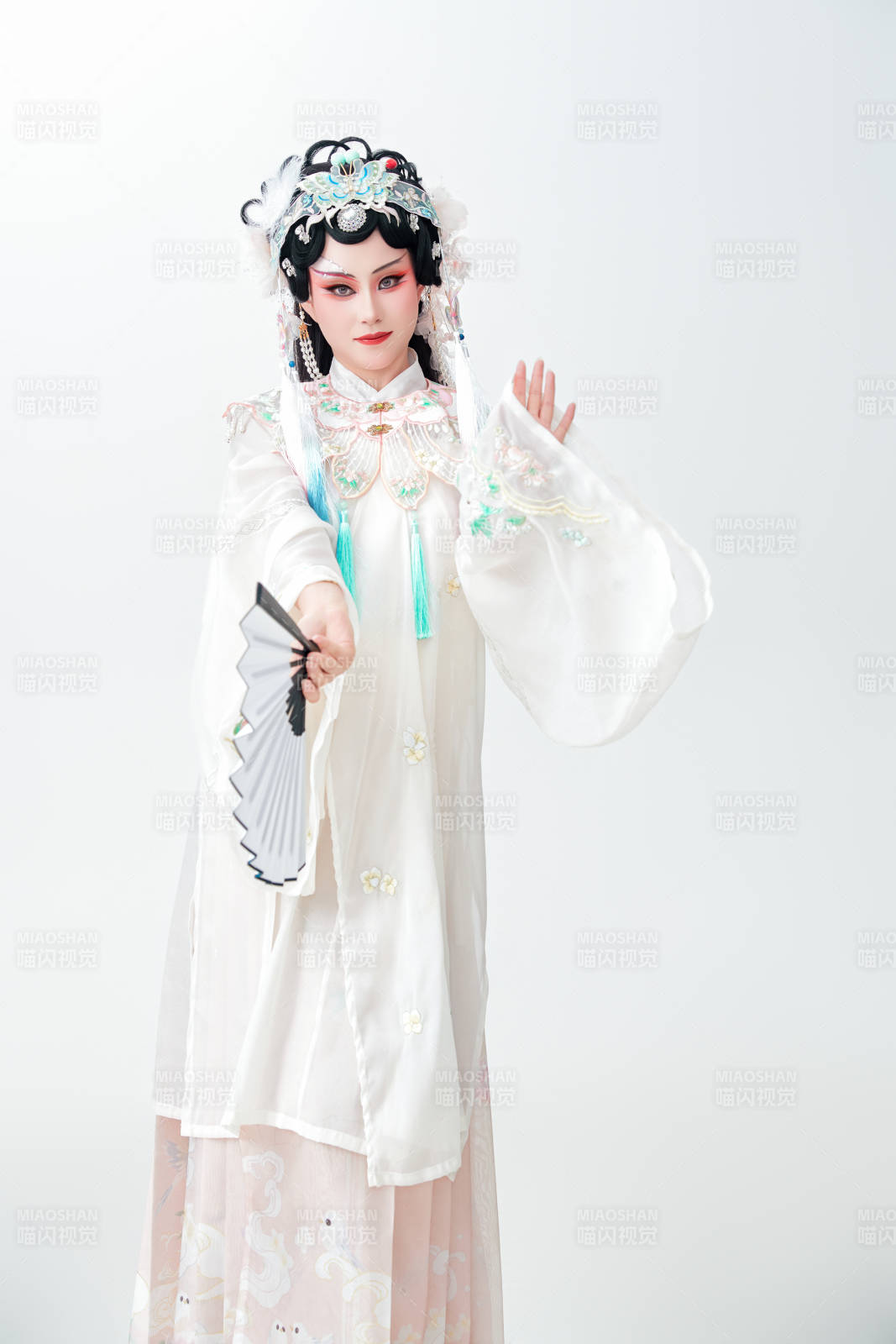 白色背景下国潮新派戏曲装扮的亚洲美女图片