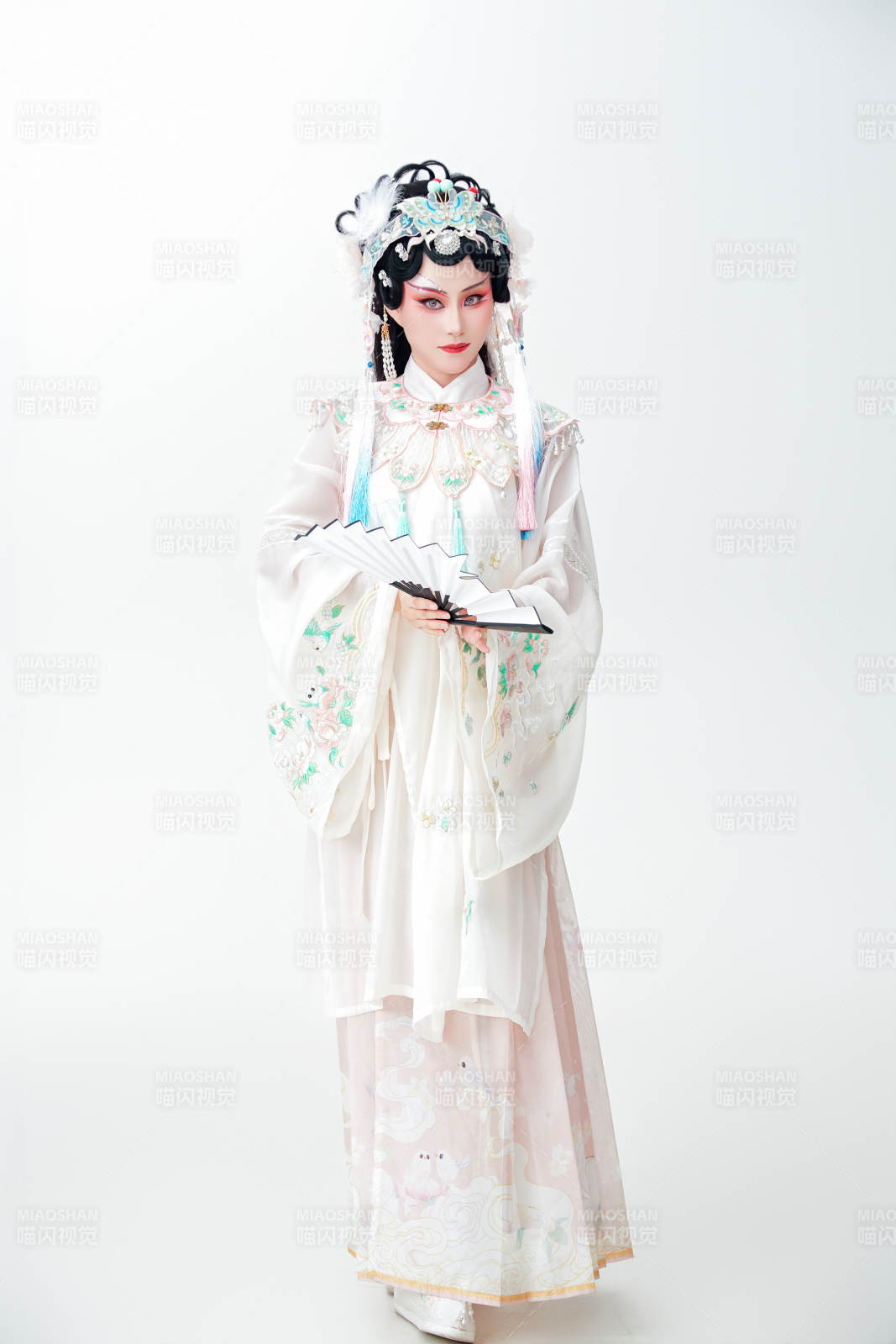 白色背景下国潮新派戏曲装扮的亚洲美女