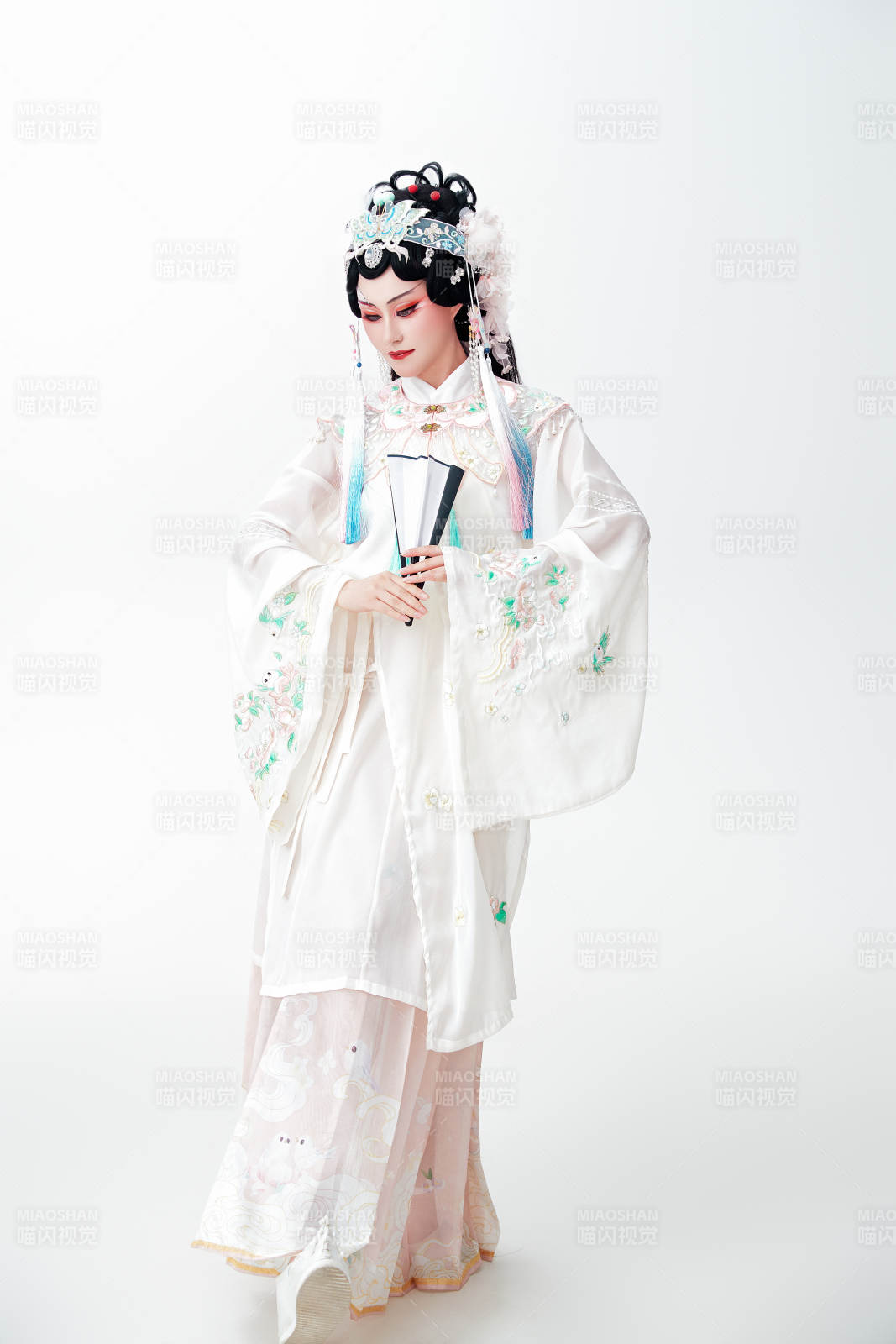 白色背景下國潮新派戲曲裝扮的亞洲美女