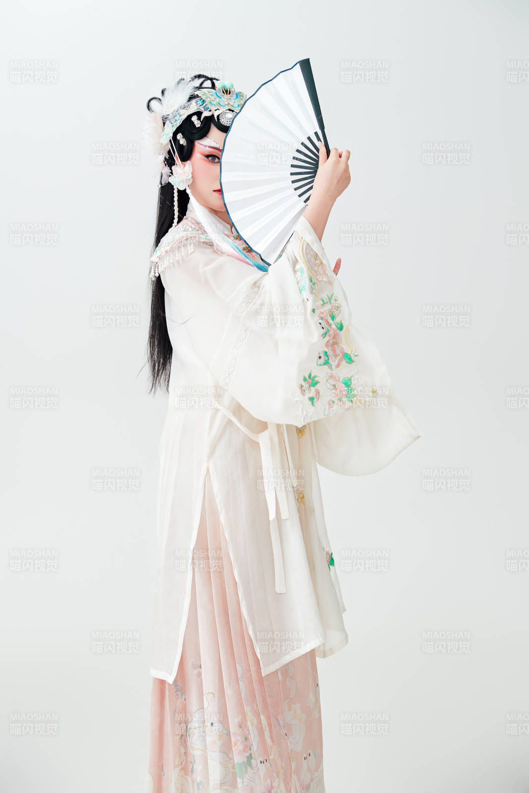 白色背景下國潮新派戲曲裝扮的亞洲美女