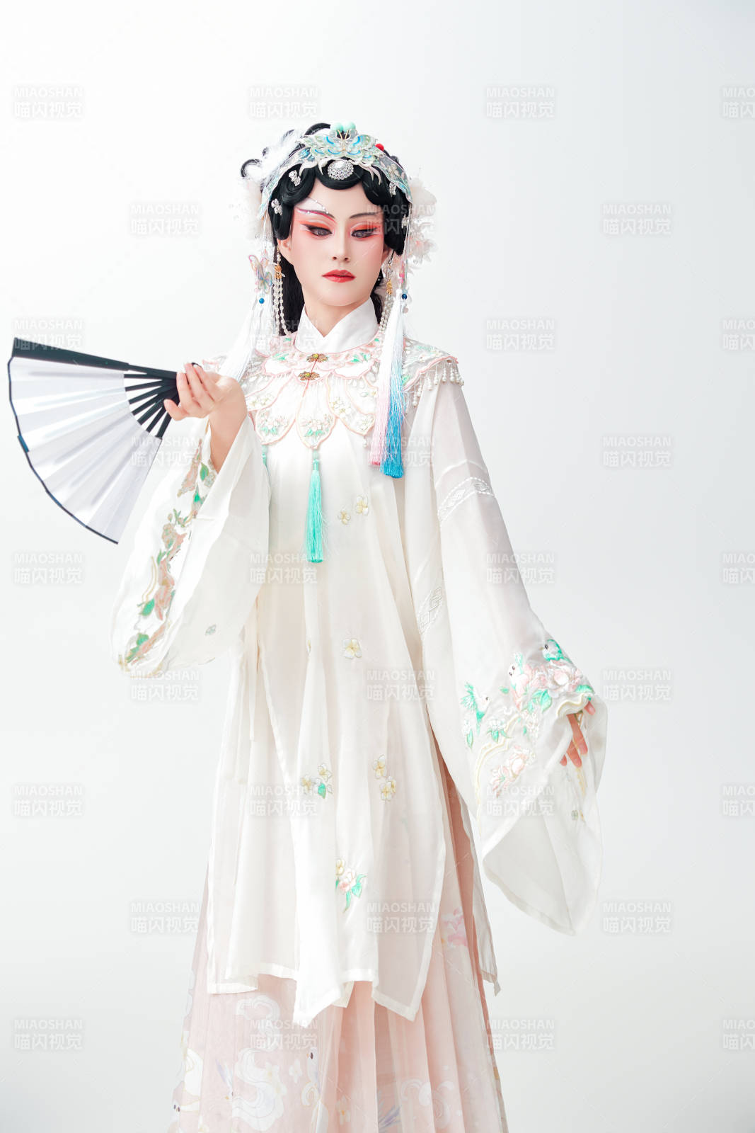 白色背景下国潮新派戏曲装扮的亚洲美女