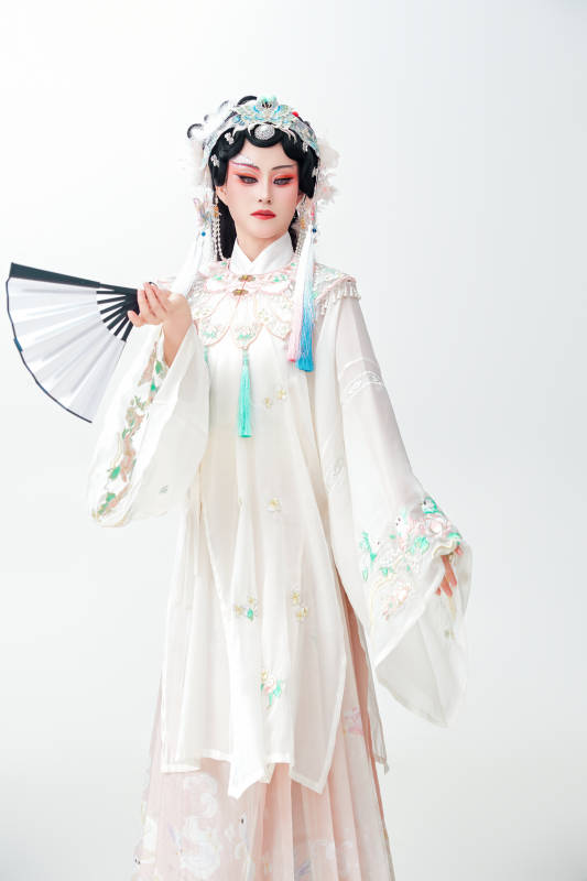 白色背景下国潮新派戏曲装扮的亚洲美女