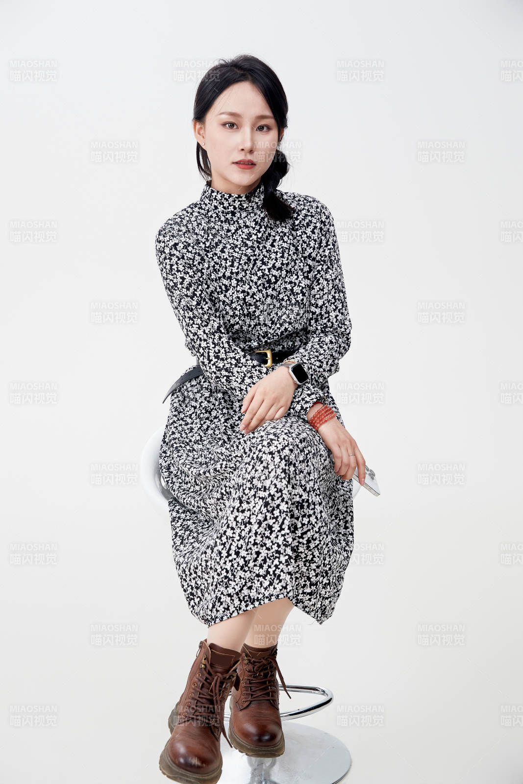 白色背景下使用手机的亚洲女性