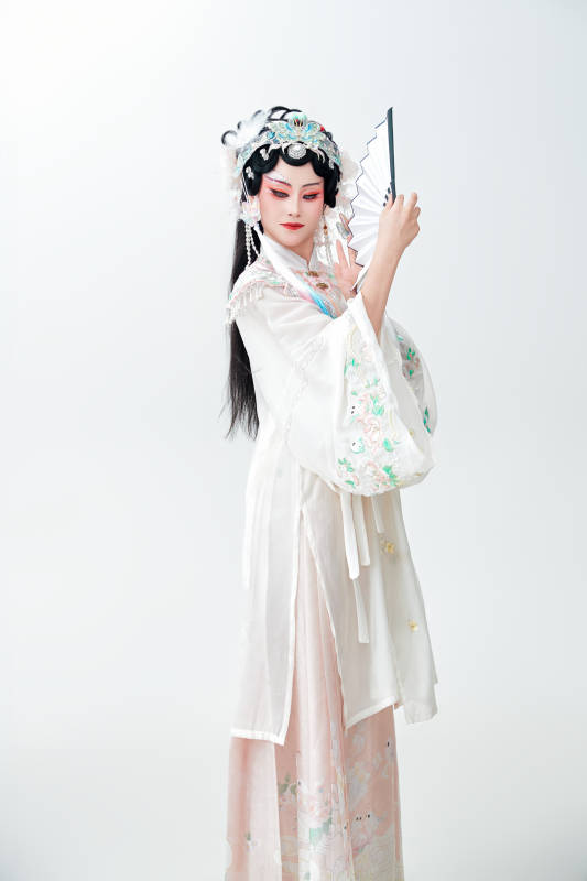 白色背景下国潮新派戏曲装扮的亚洲美女