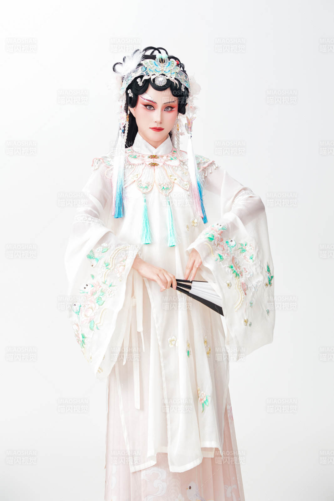 白色背景下國潮新派戲曲裝扮的亞洲美女