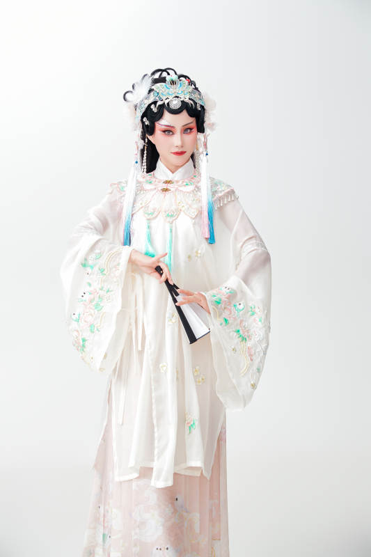 白色背景下国潮新派戏曲装扮的亚洲美女