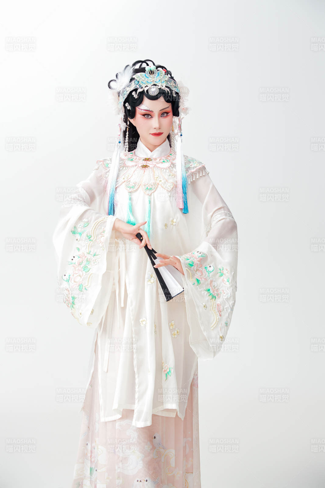 白色背景下国潮新派戏曲装扮的亚洲美女