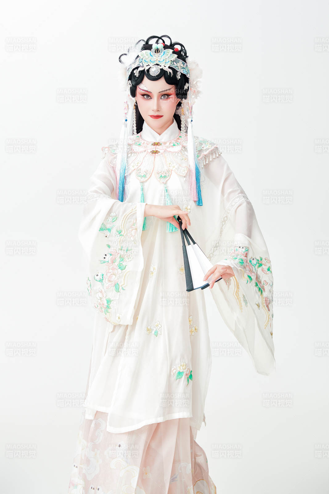 白色背景下國潮新派戲曲裝扮的亞洲美女