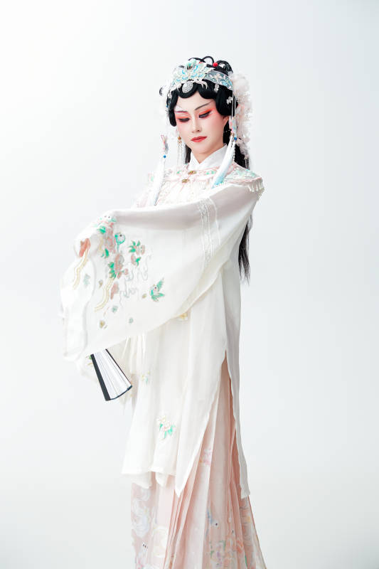 白色背景下国潮新派戏曲装扮的亚洲美女