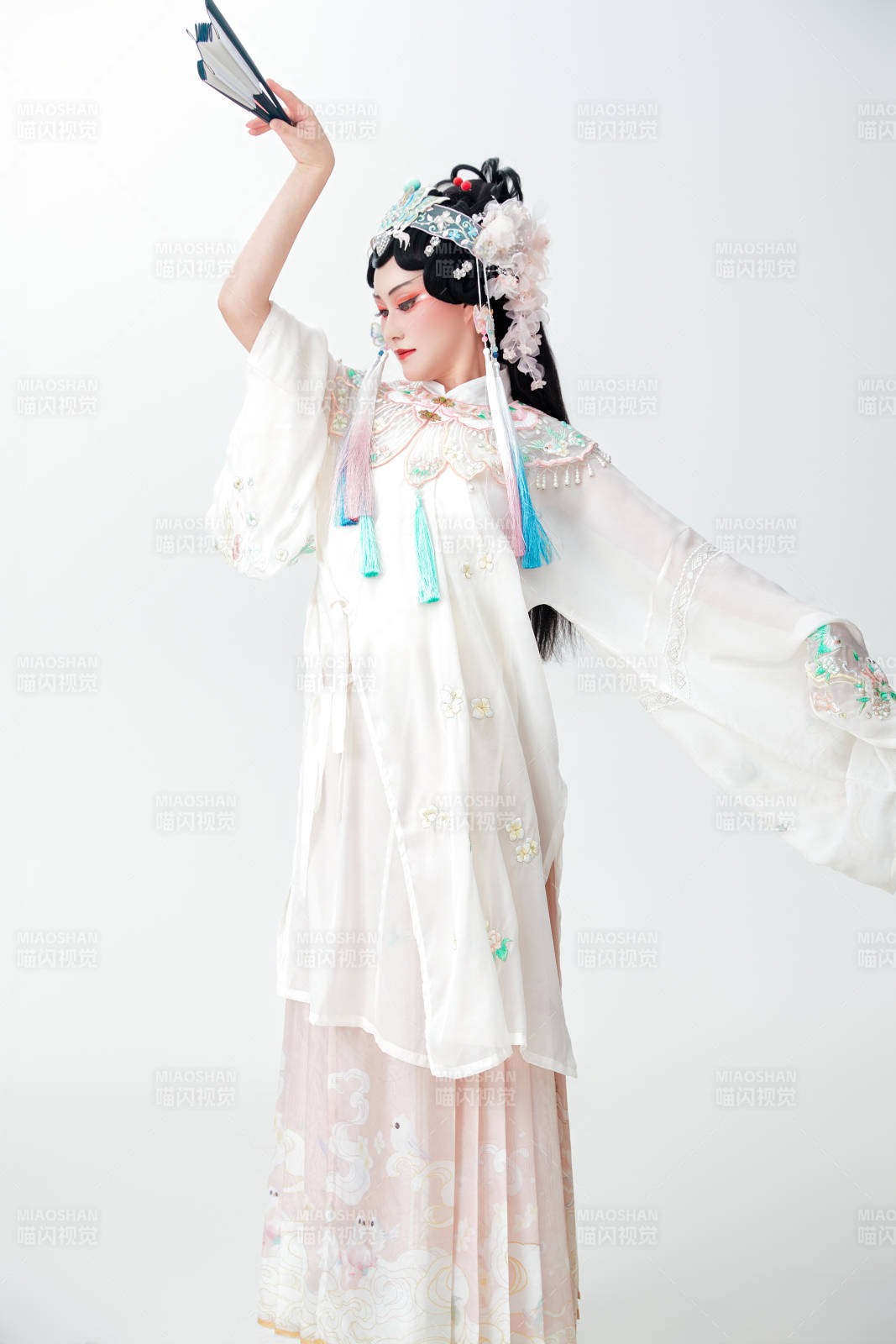 白色背景下國潮新派戲曲裝扮的亞洲美女