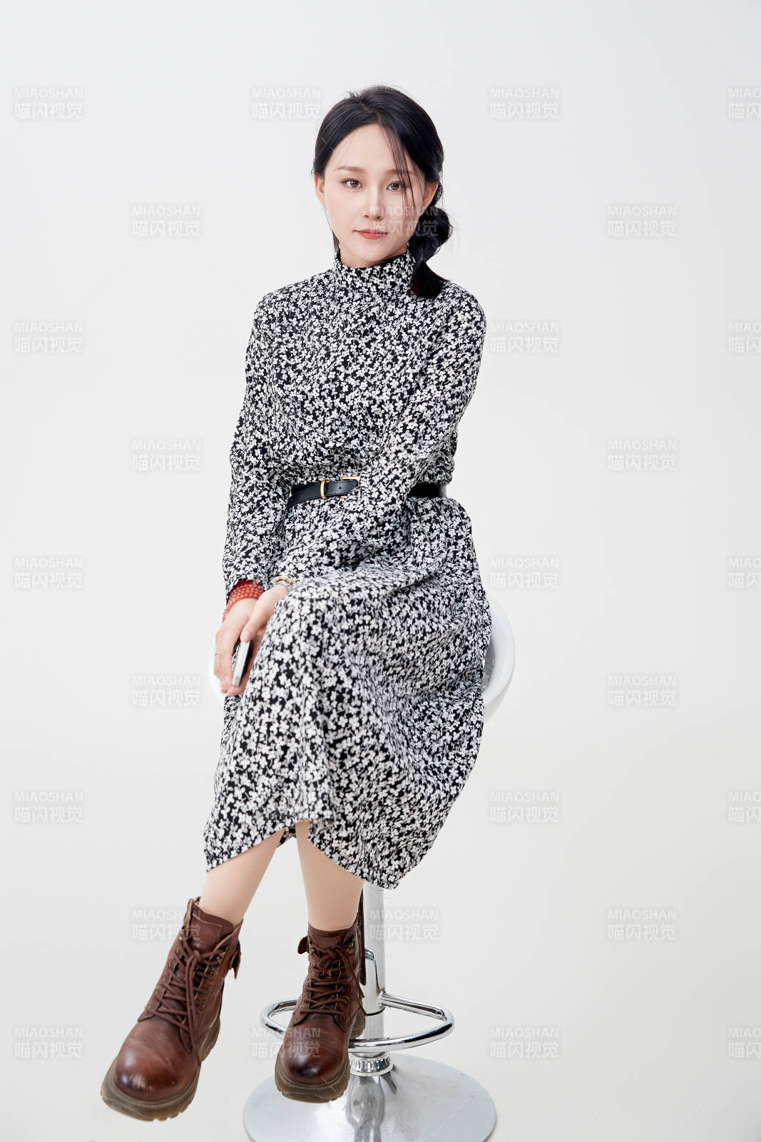 白色背景下使用手機的亞洲女性