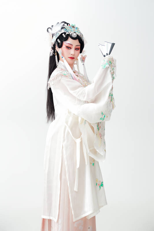 白色背景下国潮新派戏曲装扮的亚洲美女
