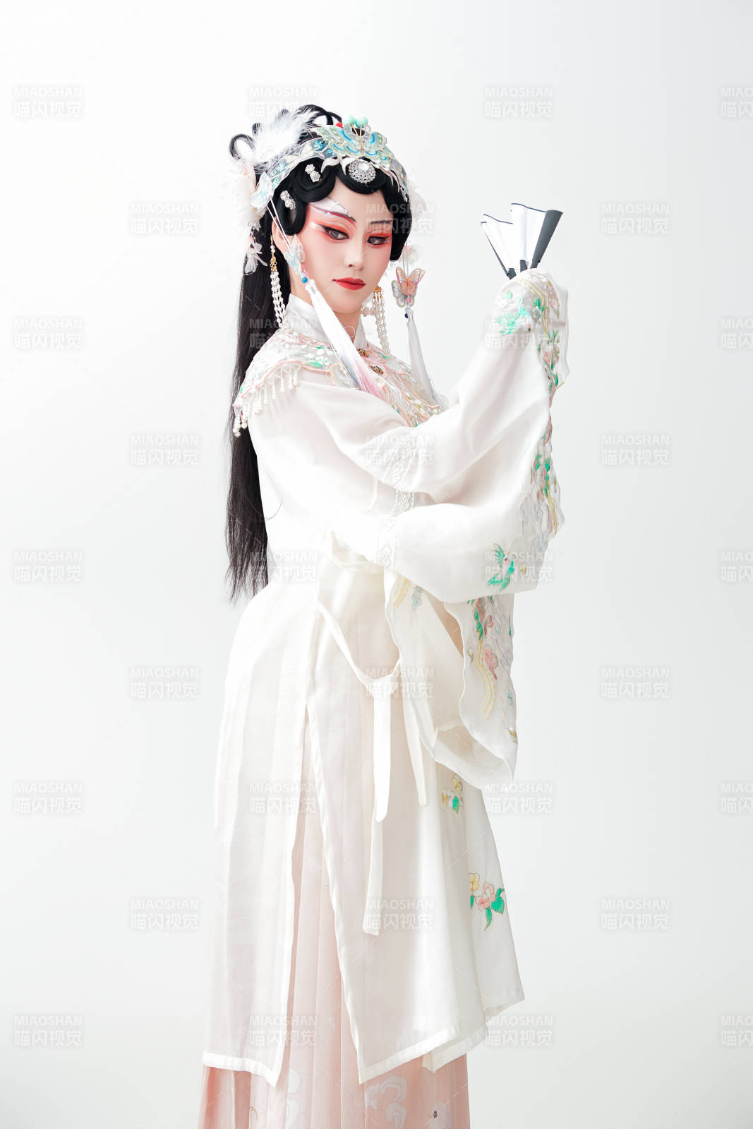 白色背景下国潮新派戏曲装扮的亚洲美女