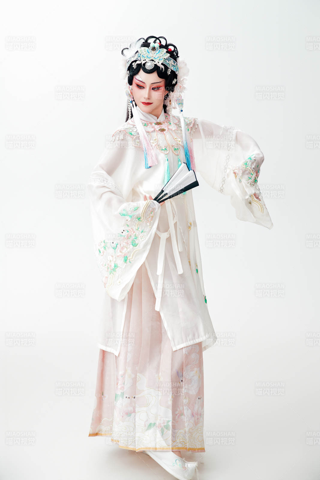 白色背景下国潮新派戏曲装扮的亚洲美女图片