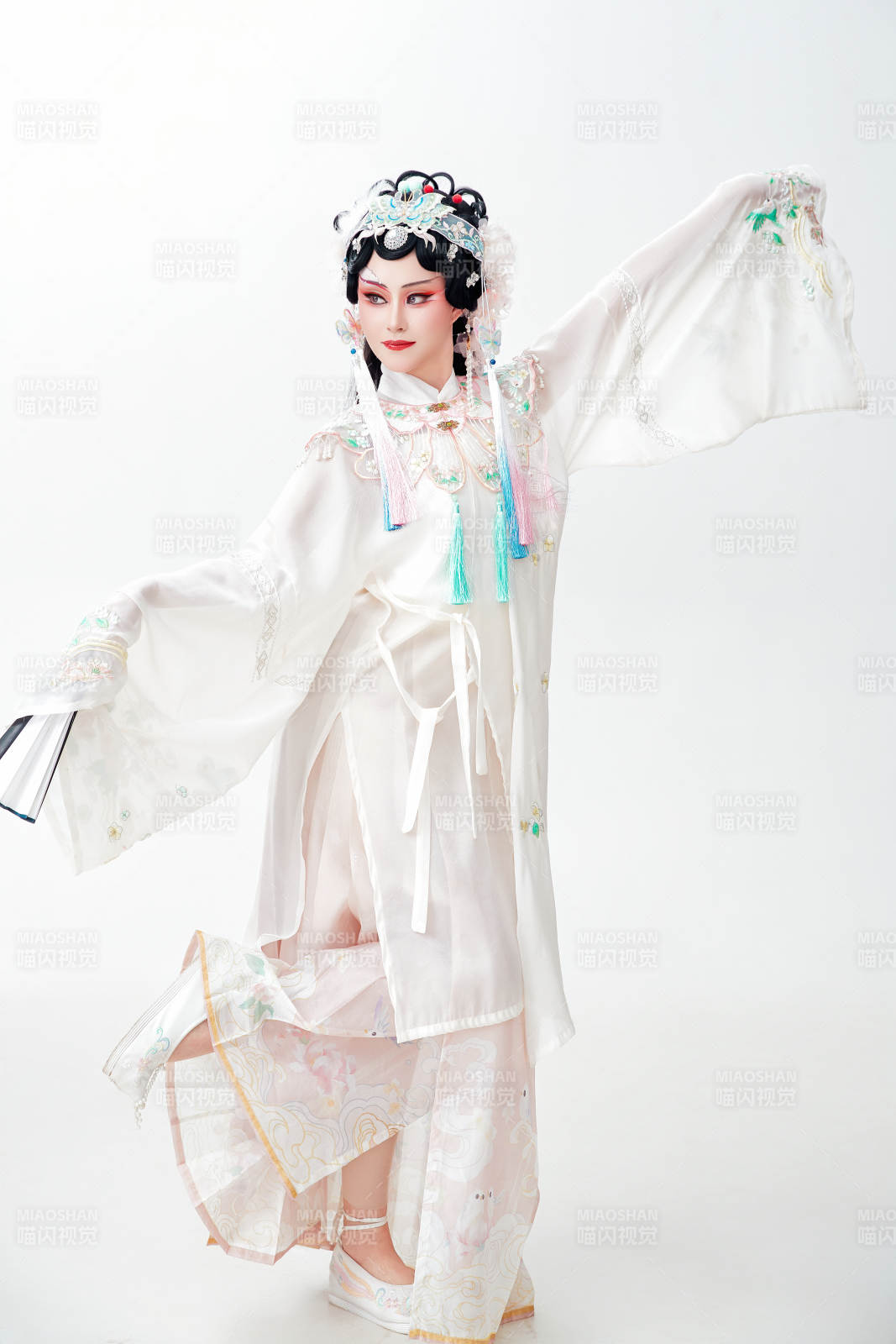 白色背景下國潮新派戲曲裝扮的亞洲美女