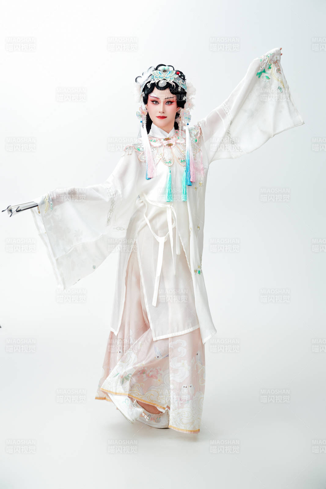 白色背景下国潮新派戏曲装扮的亚洲美女