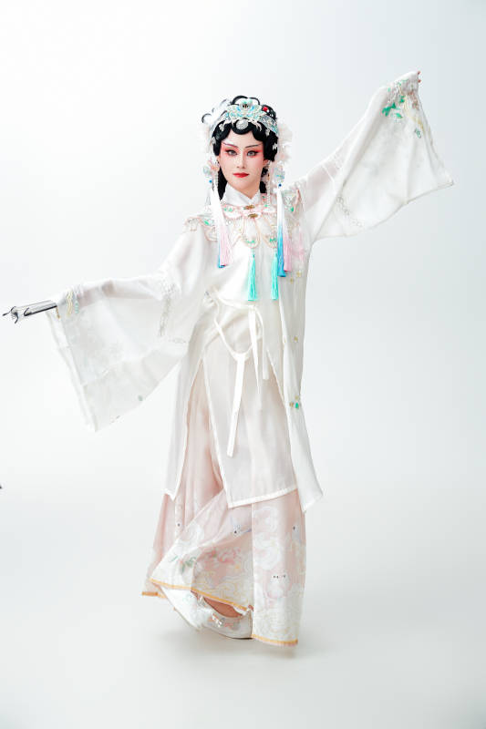 白色背景下国潮新派戏曲装扮的亚洲美女