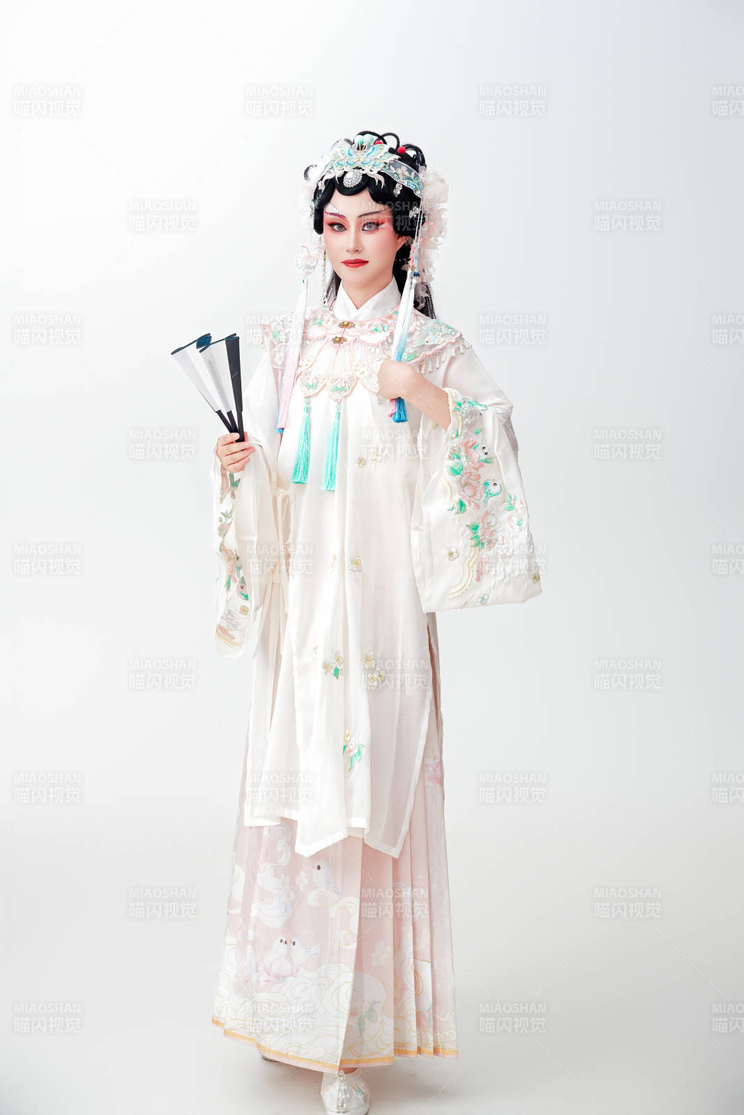白色背景下国潮新派戏曲装扮的亚洲美女