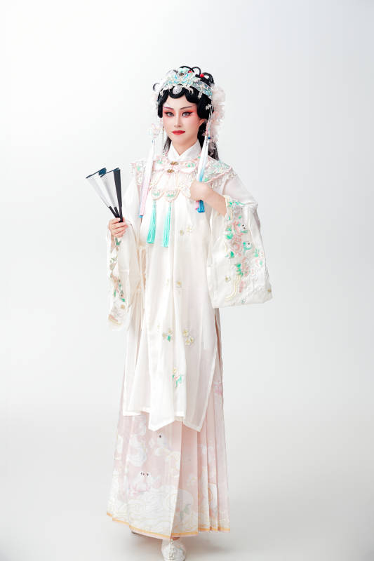 白色背景下国潮新派戏曲装扮的亚洲美女