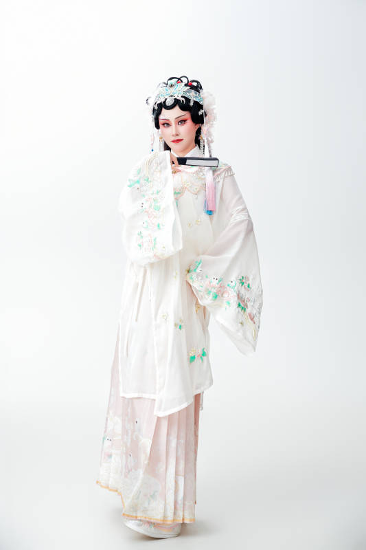 白色背景下国潮新派戏曲装扮的亚洲美女