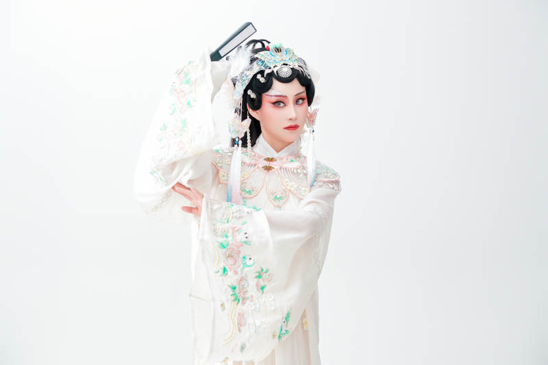 白色背景下国潮新派戏曲装扮的亚洲美女