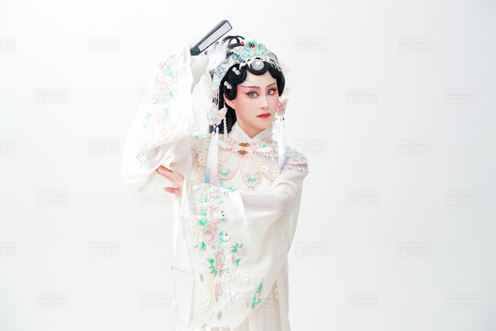 白色背景下国潮新派戏曲装扮的亚洲美女