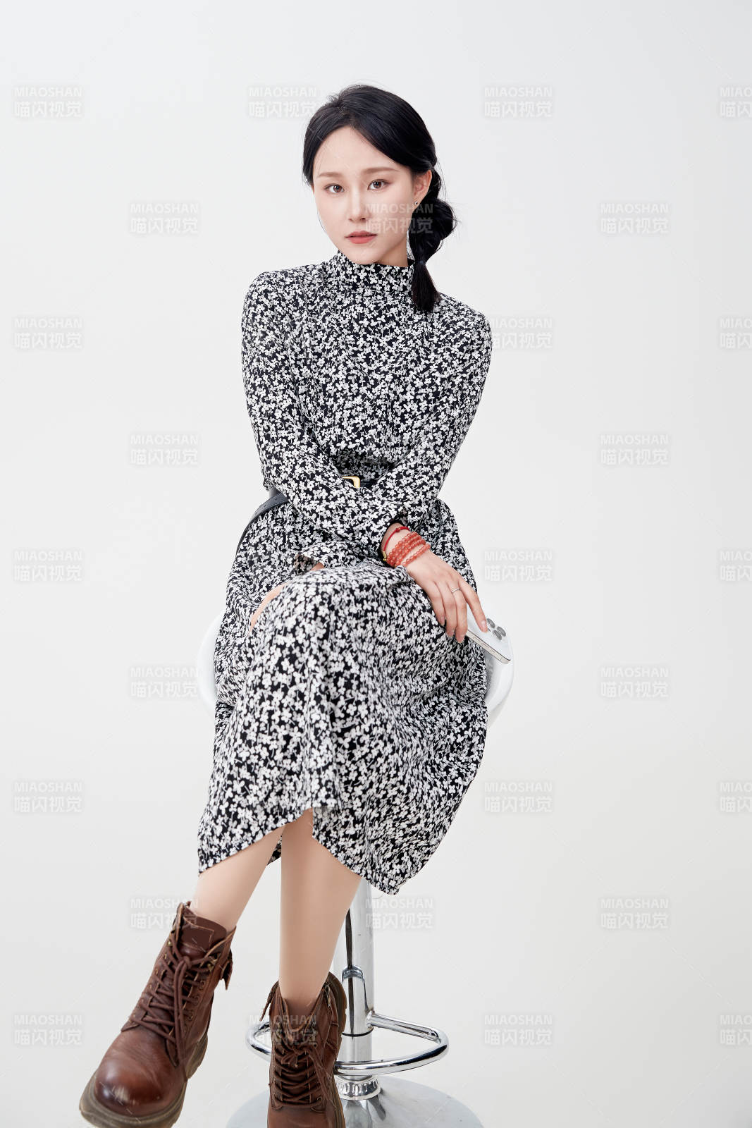 白色背景下使用手機的亞洲女性