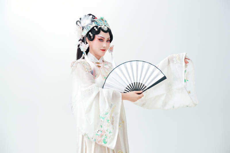 白色背景下国潮新派戏曲装扮的亚洲美女