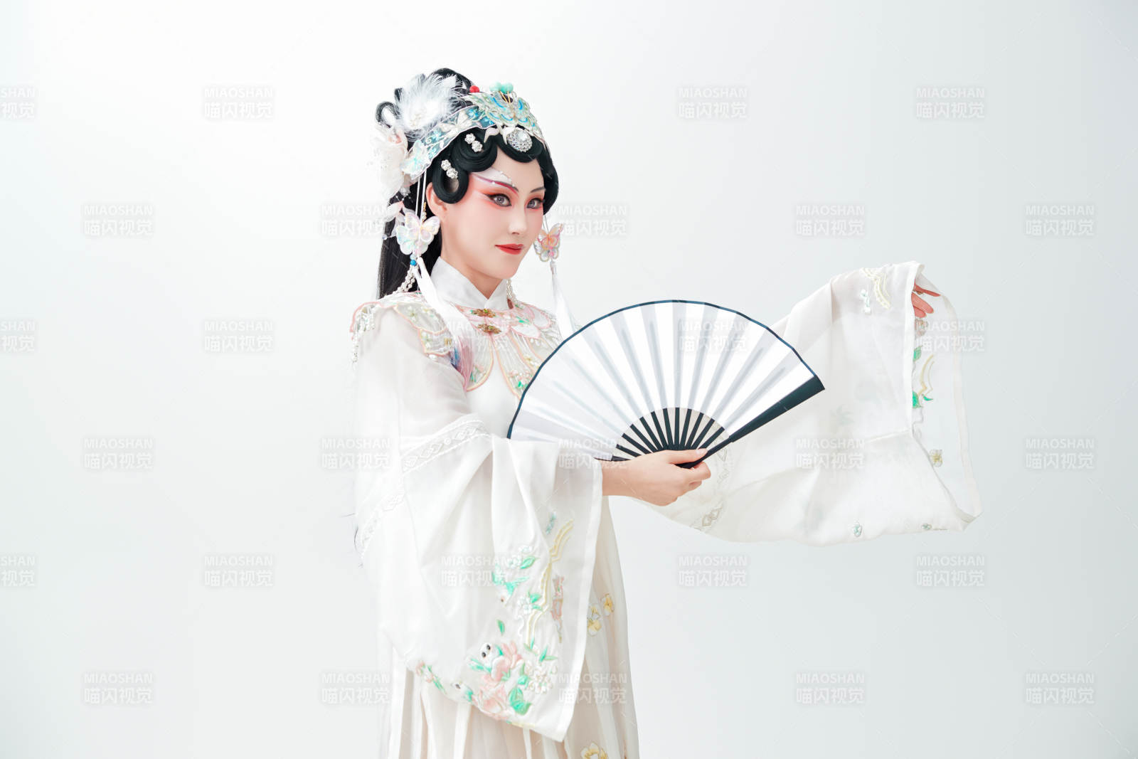 白色背景下国潮新派戏曲装扮的亚洲美女