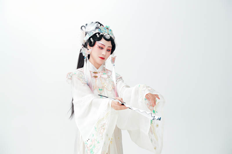 白色背景下国潮新派戏曲装扮的亚洲美女