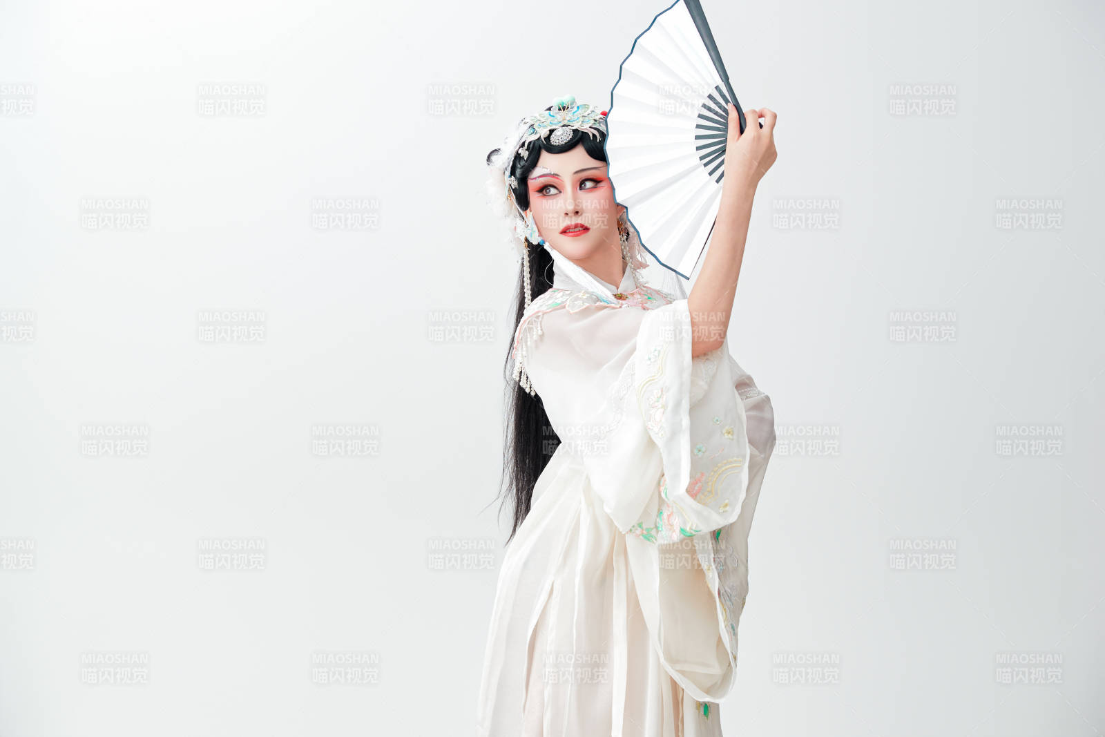 白色背景下國潮新派戲曲裝扮的亞洲美女