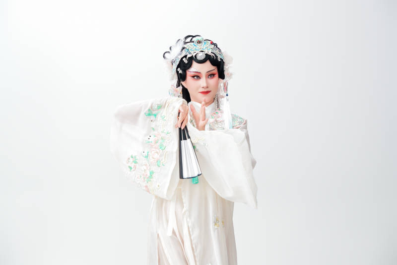 白色背景下国潮新派戏曲装扮的亚洲美女