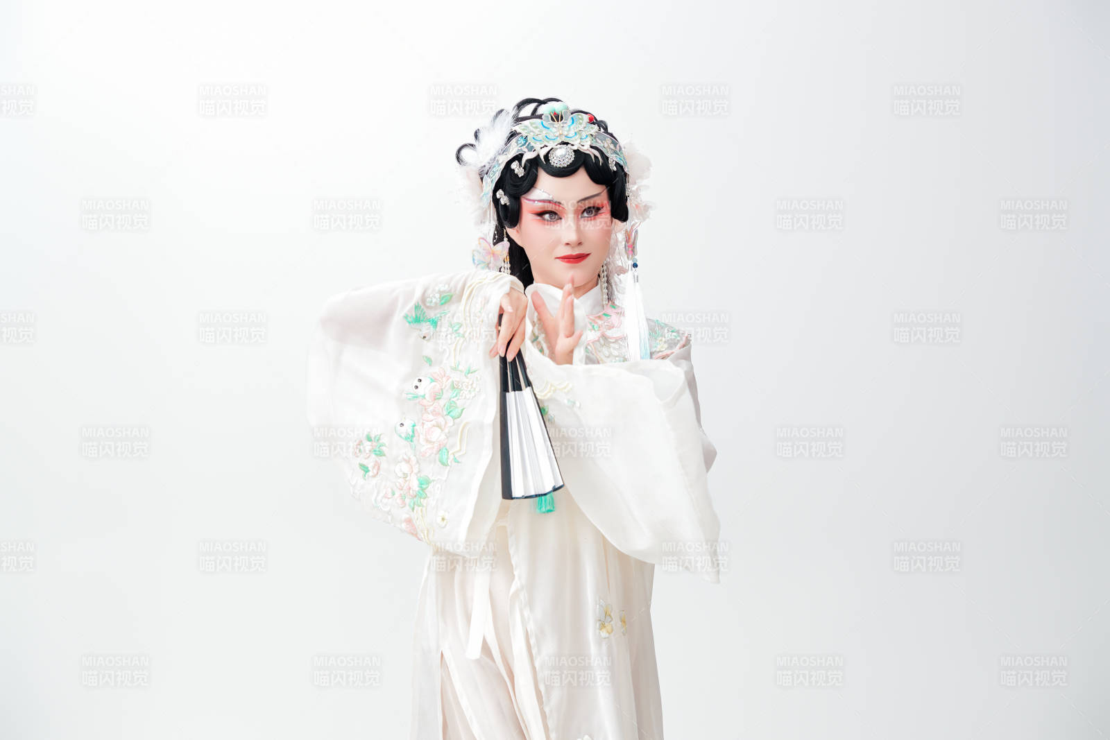 白色背景下国潮新派戏曲装扮的亚洲美女