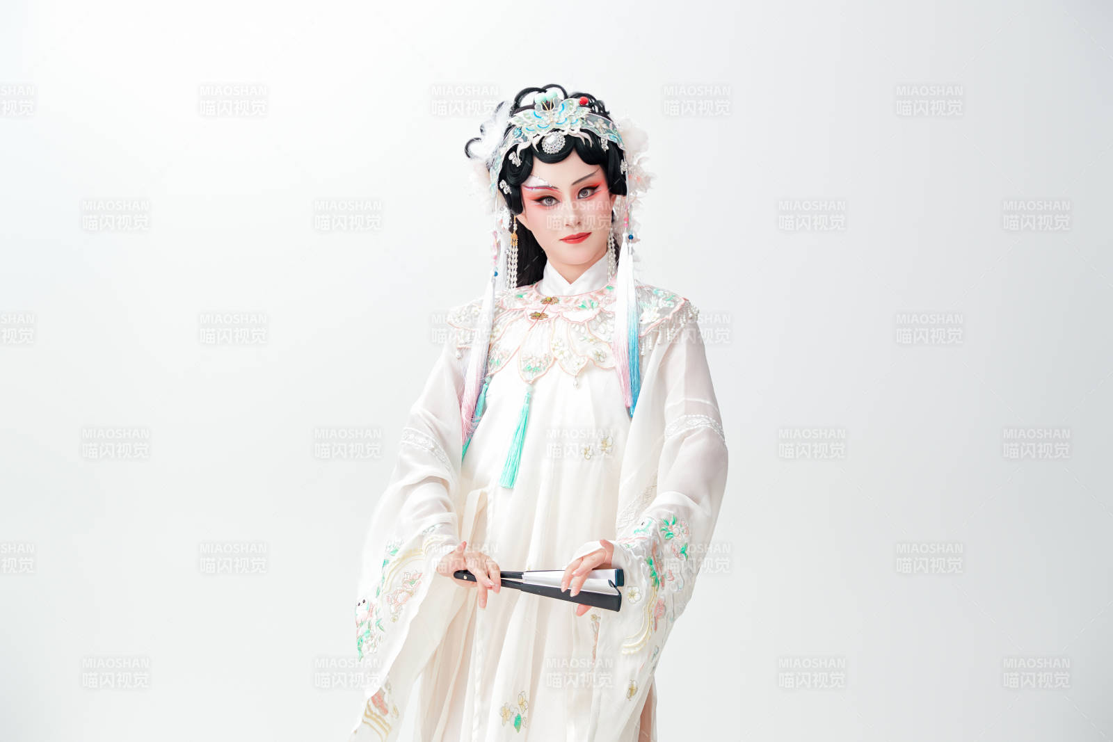 白色背景下國潮新派戲曲裝扮的亞洲美女